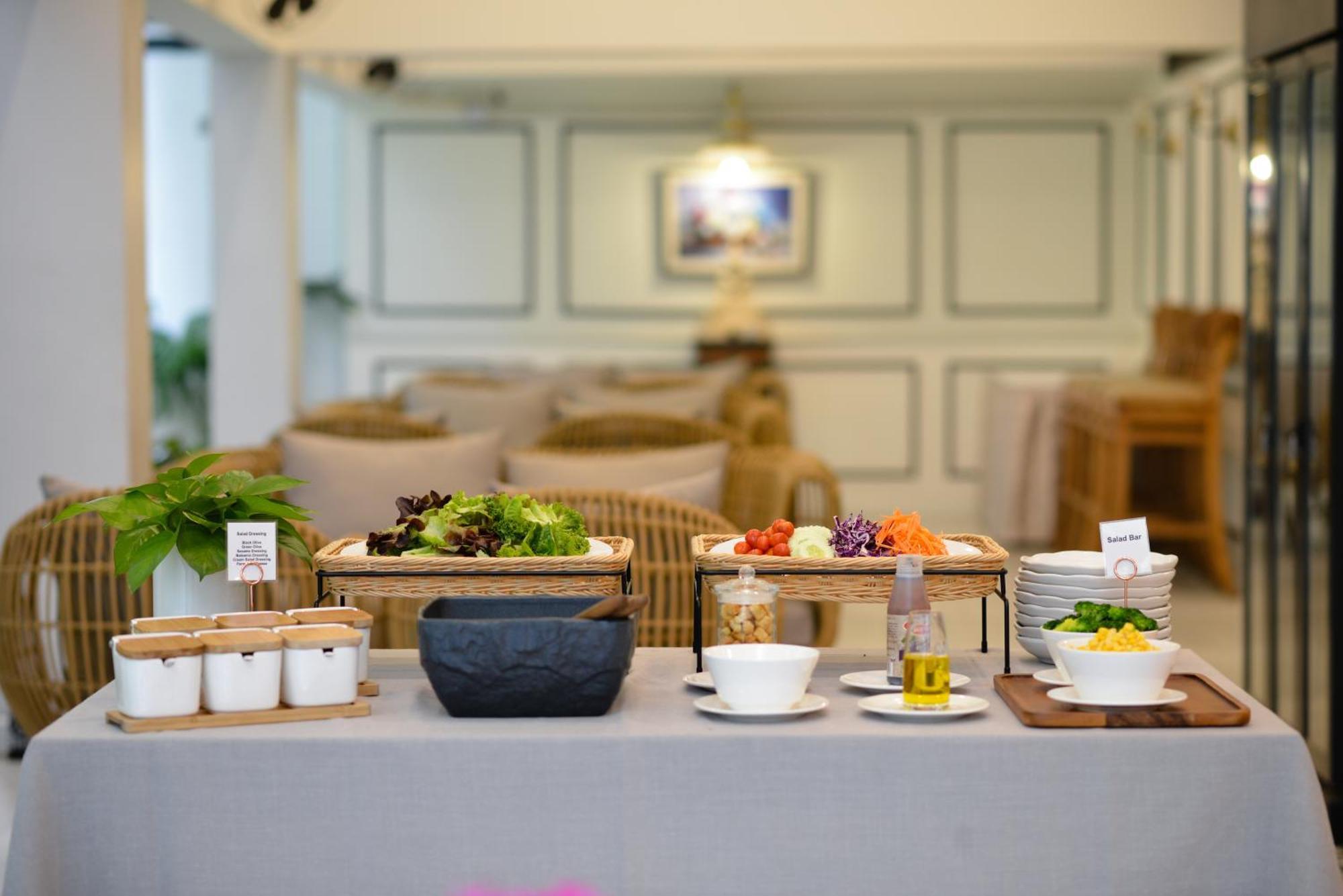 Villa De Pranakorn Bangkok Exterior foto A salad bar