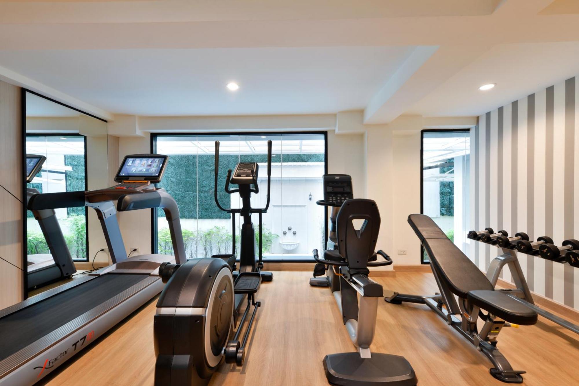 Villa De Pranakorn Bangkok Exterior foto The gym at the hotel