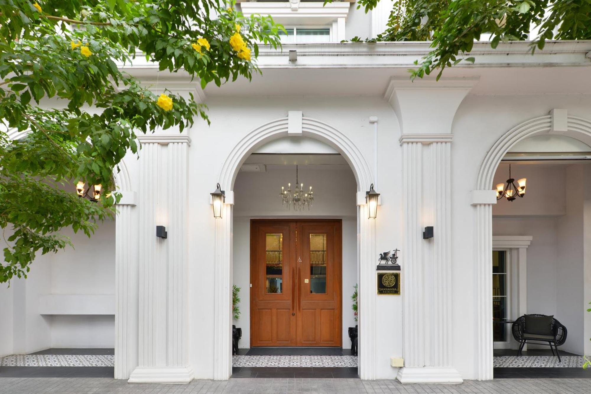 Villa De Pranakorn Bangkok Exterior foto The entrance of the hotel